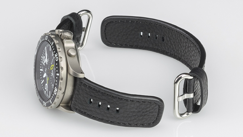 Illustration for article titled Double-Sided Strap Lets You Hide Your Apple Watch Shame Under a Nicer Timepiece